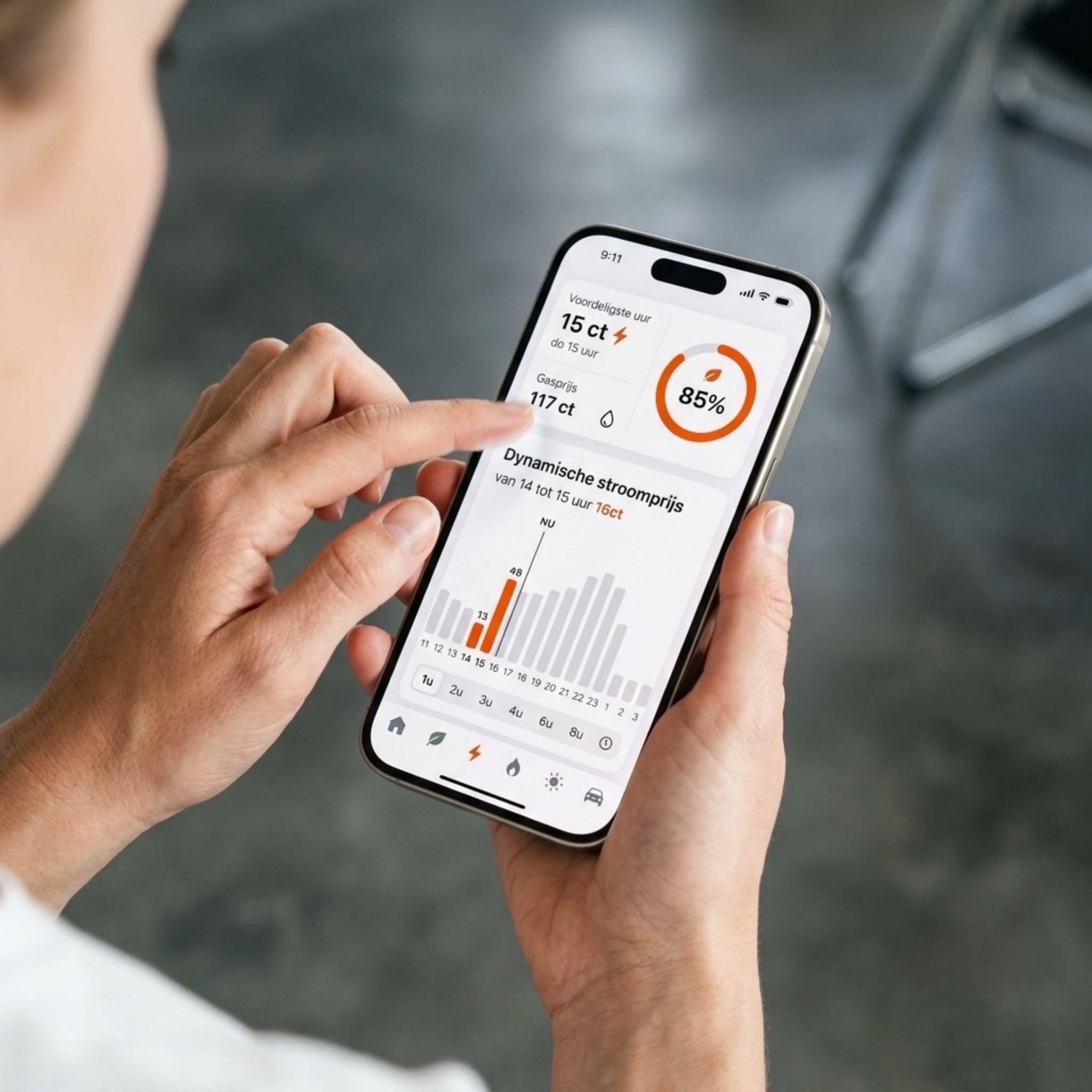 Hand met telefoon die de dynamische stroomprijs in de StroomSmart-app toont